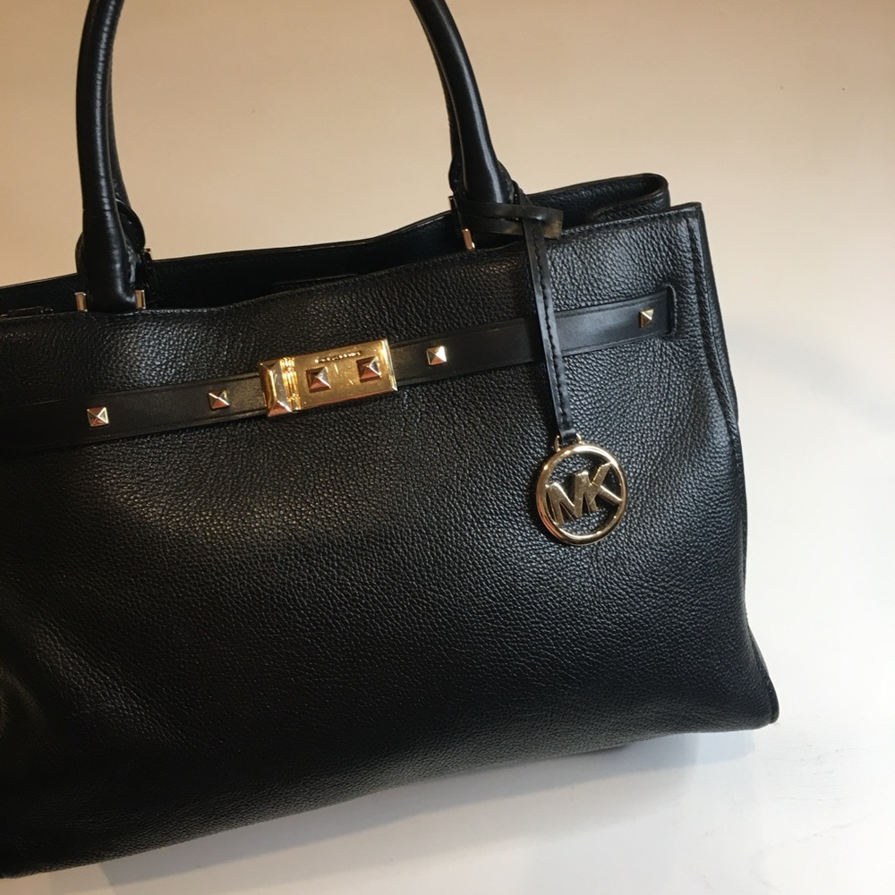 Michael Kors | Black Pebbled Leather Shoulder Bag with Gold Accents - Picture 2 of 15